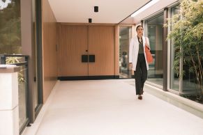 POP-UP LAB COATS & SCRUBS STORES AT MEDICAL CONFERENCES